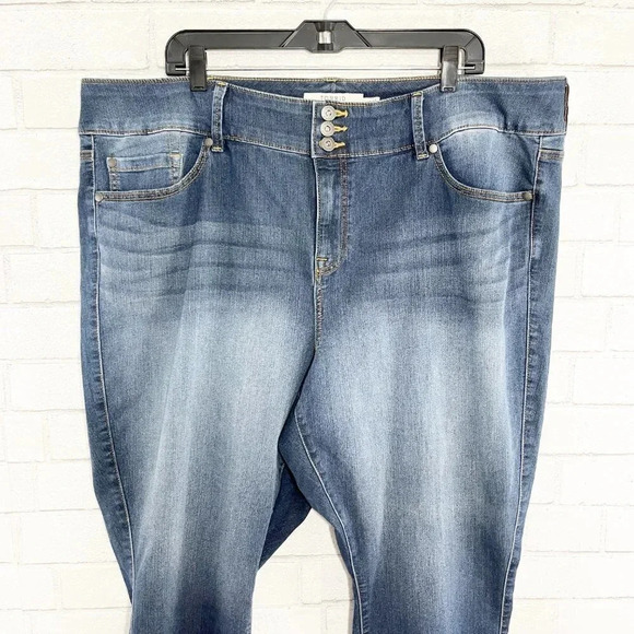 Torrid Distressed Wash High Waist Cropped Jegging Jeans Women's Plus Size 26 - Picture 2 of 8